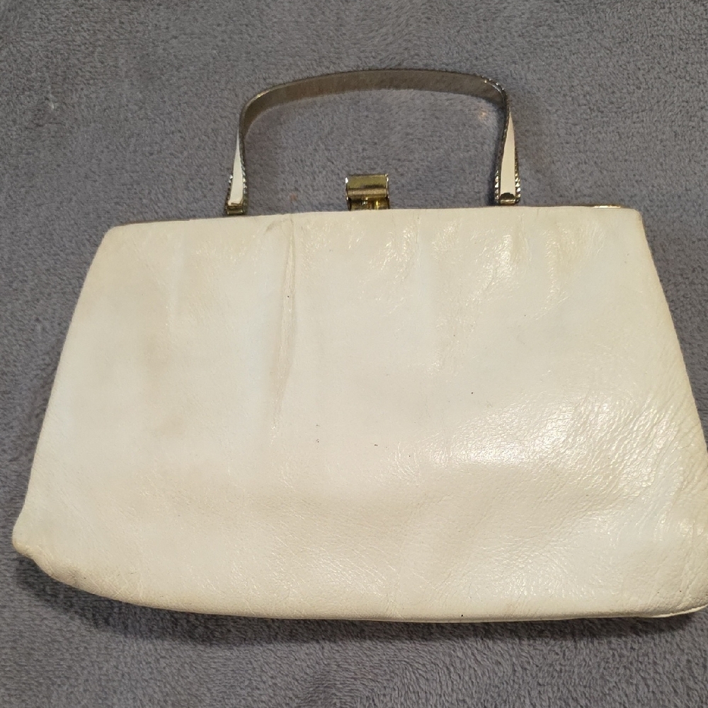Vintage Ande White Handbag With Kisslock And Folding Enamel Handle